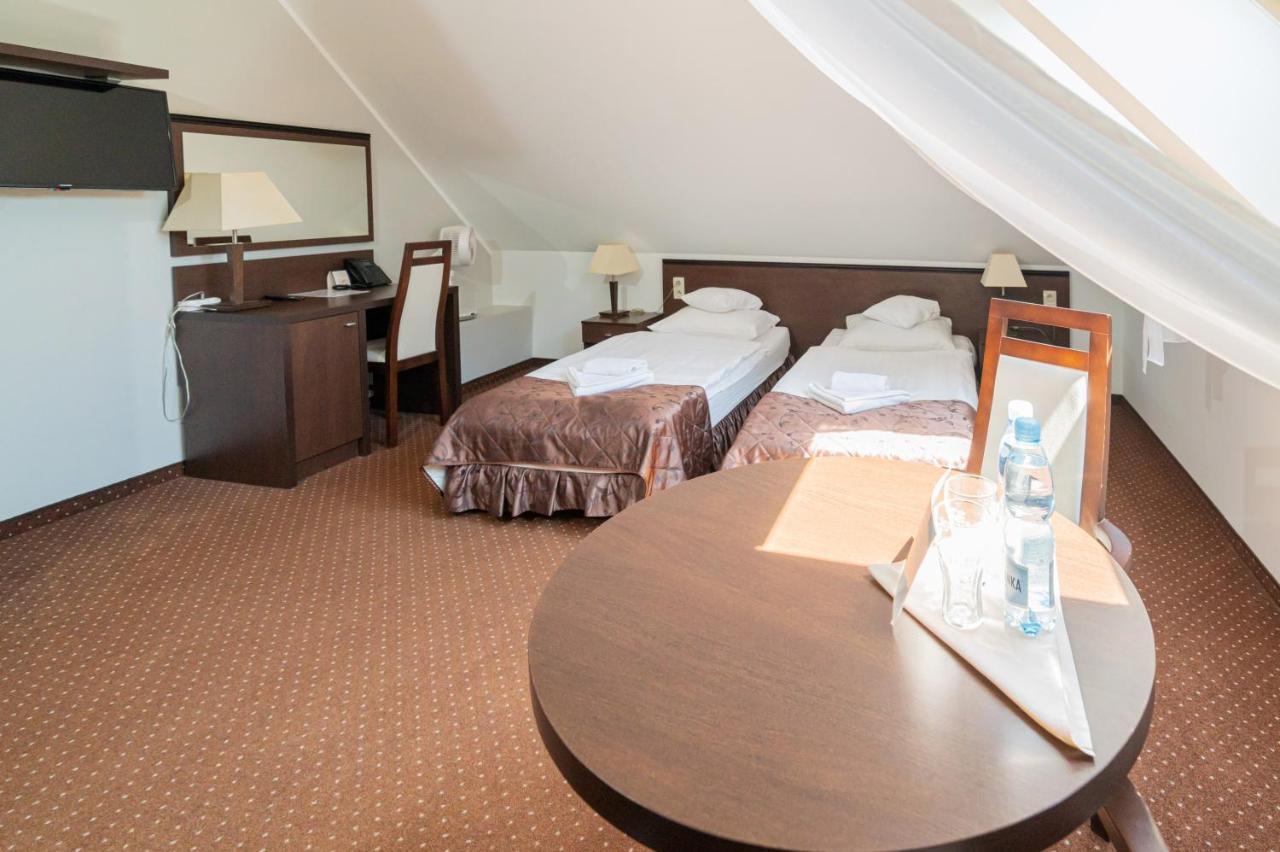 Hotel Pod Filarami Czeladz Bagian luar foto
