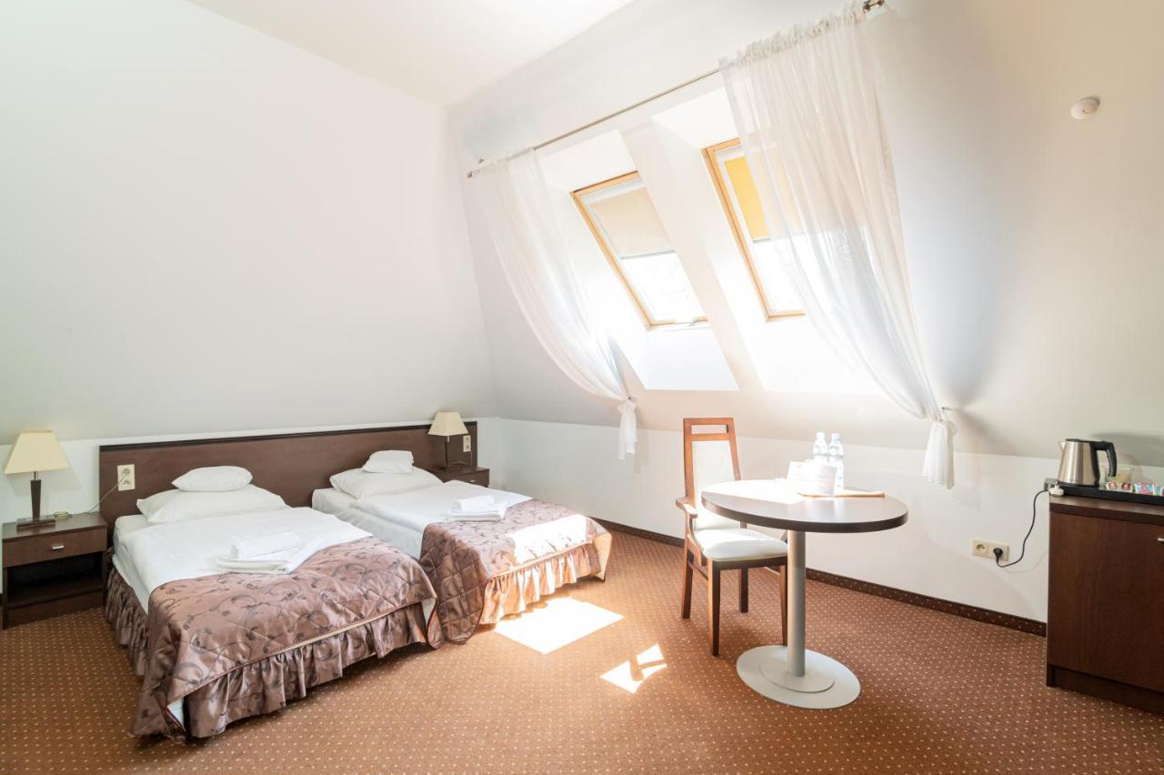 Hotel Pod Filarami Czeladz Bagian luar foto