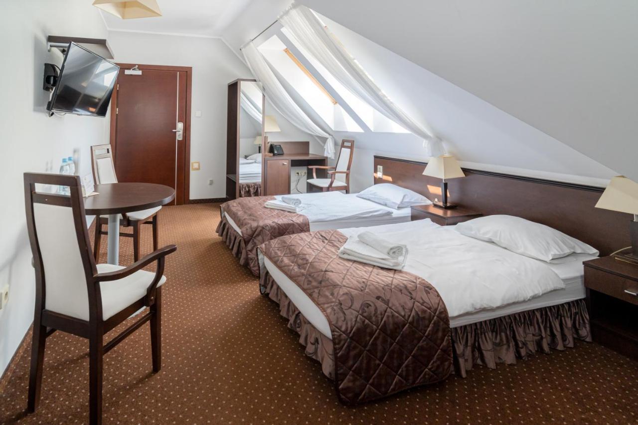 Hotel Pod Filarami Czeladz Bagian luar foto
