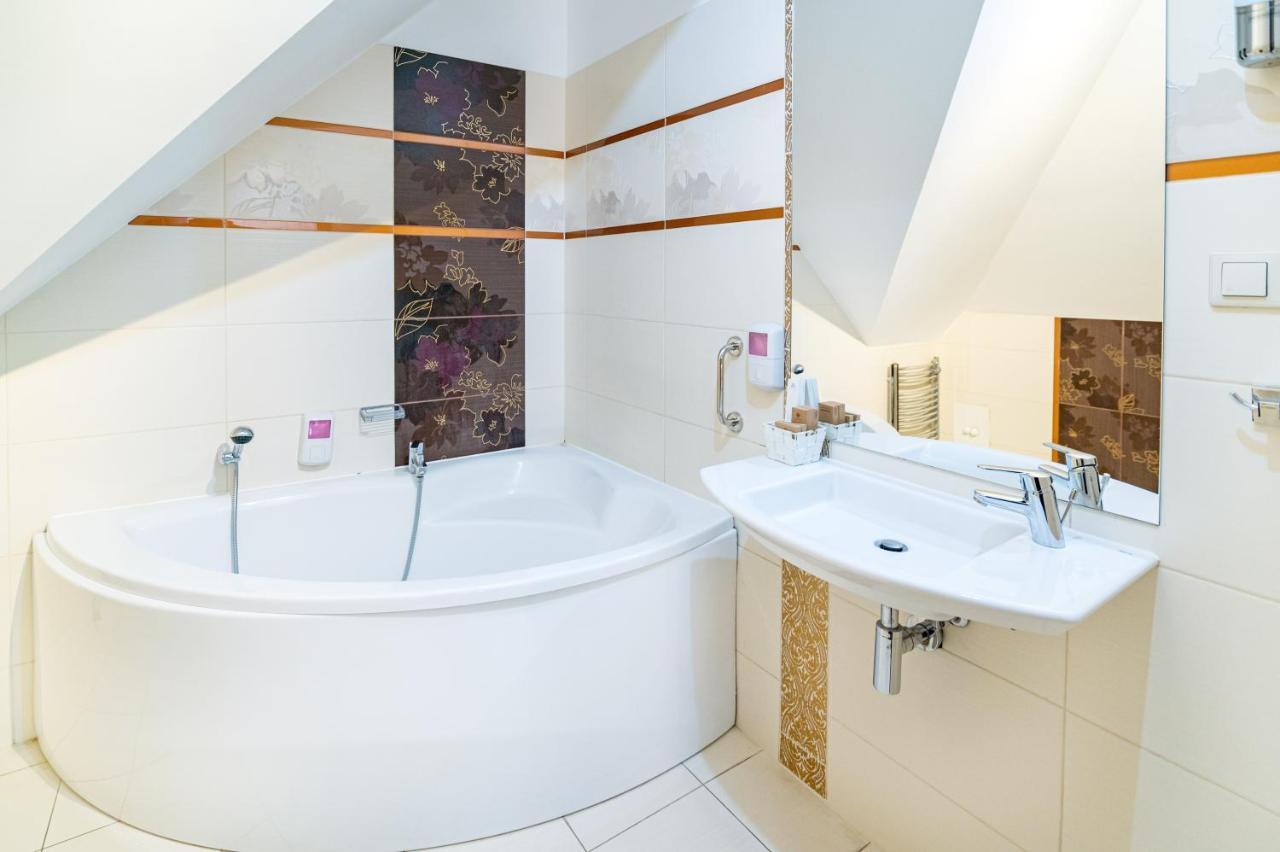 Hotel Pod Filarami Czeladz Bagian luar foto