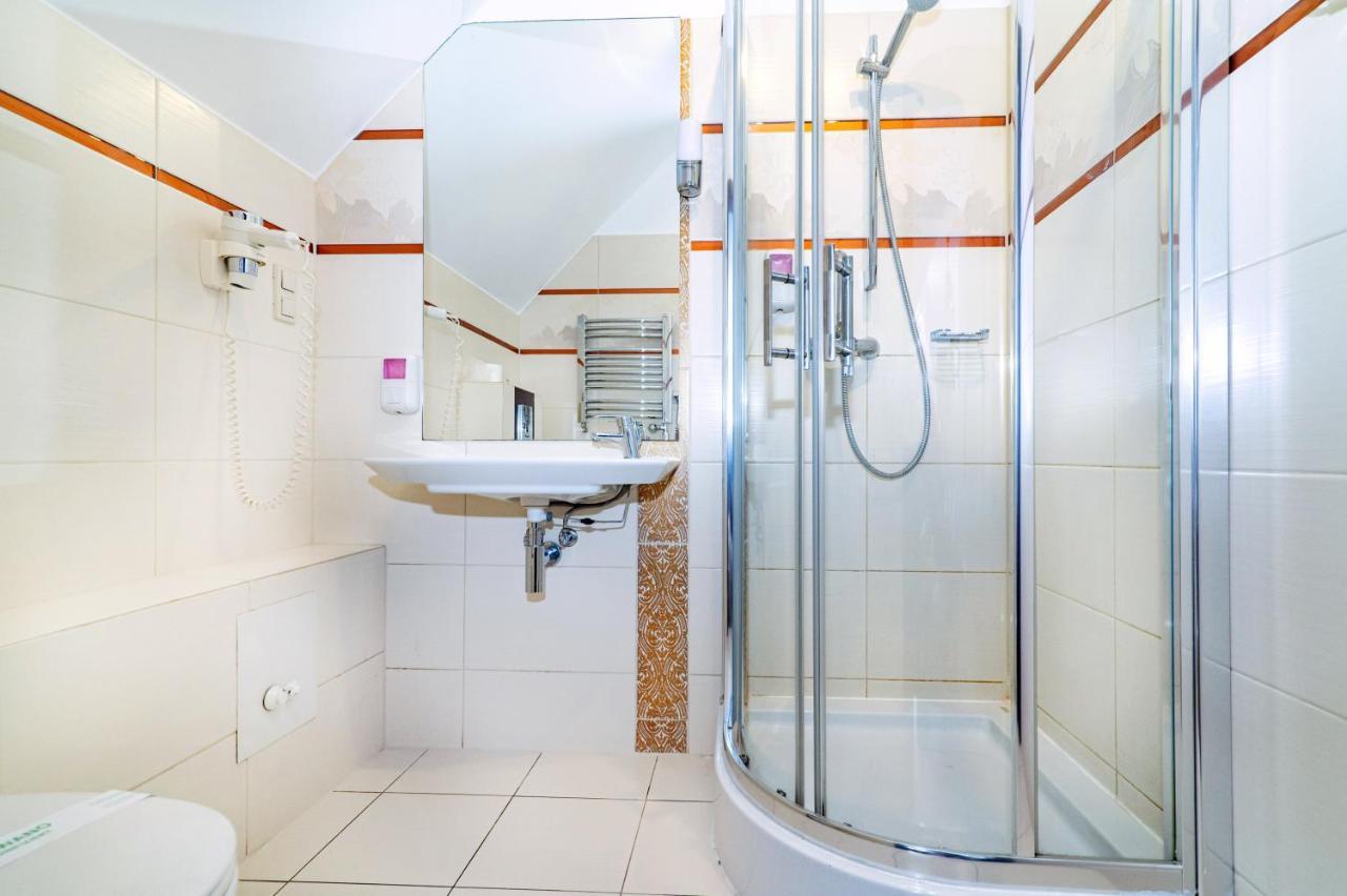 Hotel Pod Filarami Czeladz Bagian luar foto