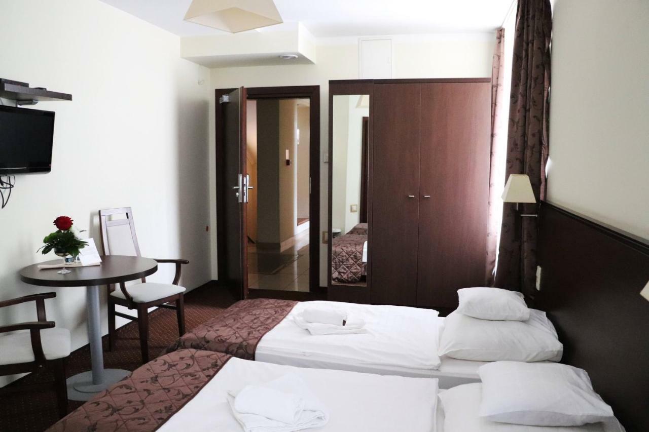 Hotel Pod Filarami Czeladz Bagian luar foto